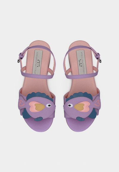 Μωβ σανδάλια με σχέδιο ψαριού στα λουριά, με ροζ και μπλε αποχρώσεις. Ρυθμιζόμενοι ιμάντες αστραγάλου και ομαλή υφή.