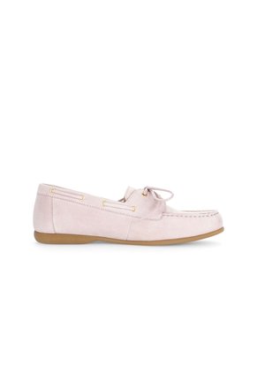 Lichtroze suède loafer met mocassinnaad, strikdetail, gouden oogjes en lichtbruine rubberen zool, zijaanzicht.