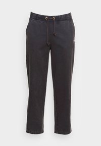 Pantalones de algodón negros con cintura elástica, cierre de cordón y puños en los bajos. Presentan un pequeño logo en el lateral como detalle.