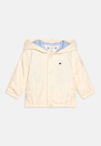 Cremefarvet quiltet jakke med h�ætte, med stribet lys blå foring, knaplukning foran og logodetaljer på ærmet.