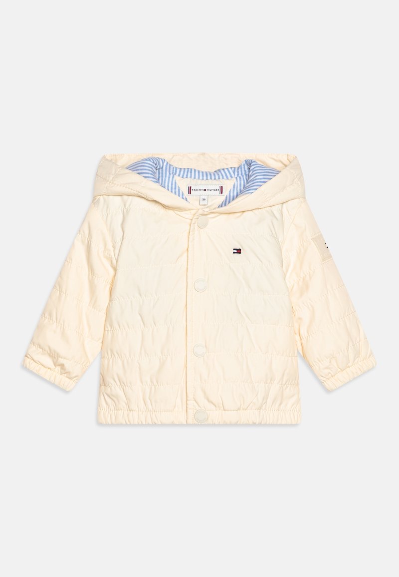 Giacca trapuntata color crema con cappuccio, fodera a righe azzurro chiaro, chiusura frontale con bottoni e dettaglio logo sulla manica.