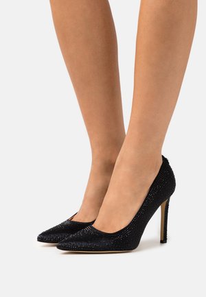 Décolleté neri in satin con punta appuntita, decorati con piccoli strass, e un tacco a stiletto di 10 cm. Texture liscia e design elegante.