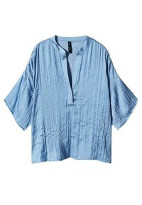 Top azzurro chiaro a maniche corte con scollo a V e vestibilità rilassata. Realizzato in un tessuto testurizzato con strisce verticali e orizzontali.