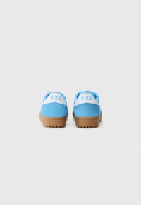 Blå ruskindssneakers med hvide accenter og "NIKE"-logo på hælen, med en struktureret gummisål og rund tådesign.