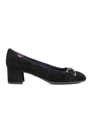 Zapato de tacón de ante negro con puntera redonda, tacón ancho y detalle de hebilla plateada en la parte delantera. Textura suave y diseño minimalista.