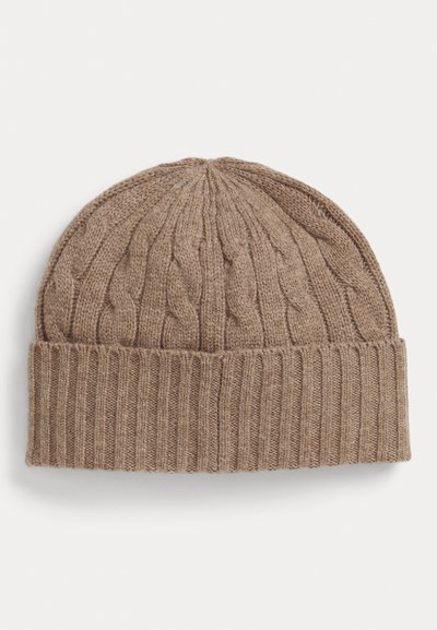 Pruun kootud beanie, millel on soonikkoes ja punutud muster üleval. Pehme materjal koos volditud äärega lisasoojuse jaoks.