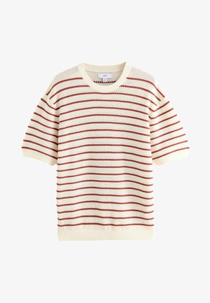 Pull en tricot crème avec des rayures rouges horizontales. Il présente des manches courtes, un col rond et un tissage texturé.