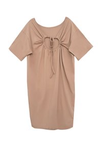 Krótką rękawową sukienkę w kolorze beżowym z okrągłym dekoltem i kwiatowym wycięciem na plecach, zdobioną marszczeniami i detalem z wiązaniem.