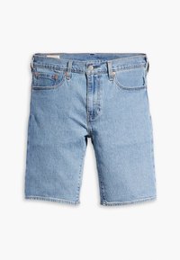 Shorts de mezclilla de color azul claro con corte recto, cinco bolsillos y herrajes de cobre. Presenta un ligero desvanecimiento y detalles de costura clásicos.