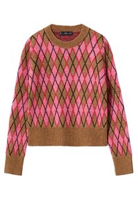 Pull marron avec motif losange argyle rose et rouge, poignets, ourlet et encolure ras-du-cou côtelés, posé à plat sur fond blanc.