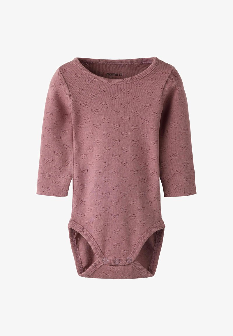 Vaaleanpunainen pitkähihainen body, jossa on pieniä sydämiä kuvaava teksturoitu kuvio. Siinä on pyöreä kaula-aukko ja pohjassa painonappisulkimet helppoa pukemista varten.