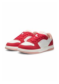 Sneaker rosse e bianche realizzate con una combinazione di pelle scamosciata e materiali sintetici, punta rotonda, suola piatta e dettagli rosa sulla linguetta e sul tallone.