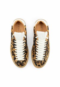 Sneaker mit Leopardenmuster, weicher, strukturierten Oberfläche, weißen Schnürsenkeln und beigen Akzenten, ausgestattet mit einer beigen Gummisohle und einem flexiblen Design.