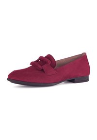 Rote Wildleder-Loafer mit runder Zehenform, die eine doppelte Knotenakzentuierung auf dem Blatt und einen niedrigen, schwarzen Gummihigh-heel aufweisen. Glatte Innenauskleidung.