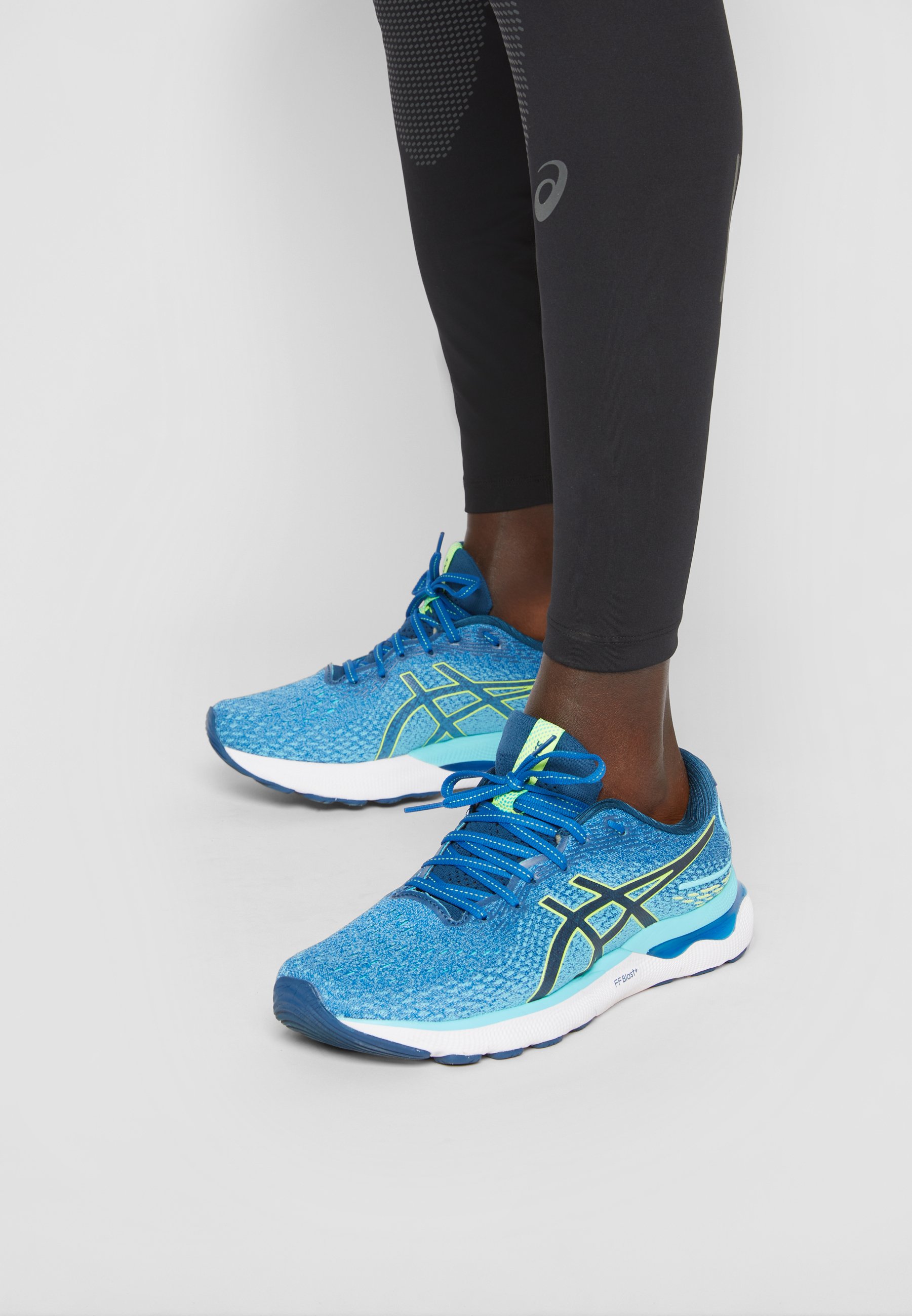 ASICS NIMBUS 24 - Zapatillas de neutras - drive/hazard green/azul - Zalando.es