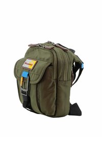 Zaino verde oliva realizzato in tessuto resistente, dotato di due scomparti con zip, tasca con patta frontale e tracolla con accenti blu.