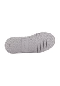 Semelle de chaussure en caoutchouc gris présentant un motif géométrique texturé, avec des rainures pour l'adhérence et le nom de la marque "Gabor" en relief.