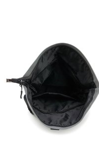 Grijze tas met een ronde vorm, voorzien van een ritsafsluiting. De binnenzijde is zwart gevoerd met één vak en een gladde textuur doorheen.