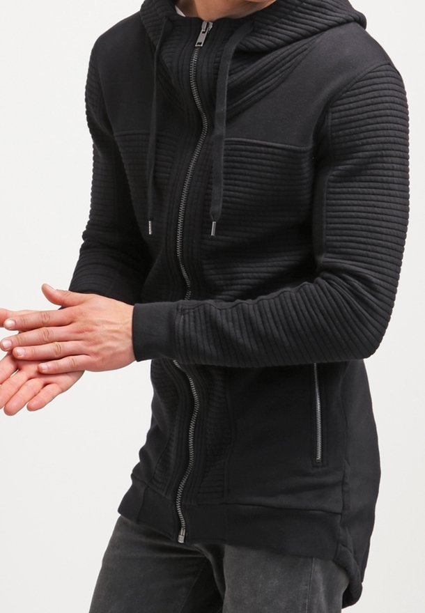 Černá zipová mikina s ribbovanou strukturou na rukávech a horní části těla, s přiléhavým střihem, předními kapsami a nastavitelnou kapucí.