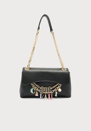 Zwarte leren handtas met gouden kettingband en meerkleurige letterbedels die "JUST CAVALLI" spellen op de voorflap.
