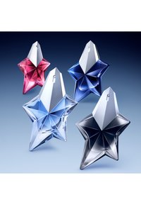 Fire stjernesformede parfymeflasker i rosa, blå, klar og svart glass med skarpe fasetter og metalliske sølvhetter, som reflekterer lys.