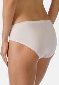 Beige puuvillased hipster aluspüksid pehme vöörihmaga ja sileda tekstuuriga, millel on minimalistlik disain ja täieliku katvusega lõige.