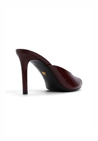 Burgunderfarbene Patentschuhmule mit spitzer Zehe und hohem Stiletto-Absatz; schwarze Sohle mit einem kleinen goldenen Akzent nahe dem Absatz.