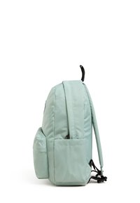 Ljusgrön ryggsäck med vadderade sidor, justerbara remmar, yttre sidoficka och en logotypmärke. Slätt tyg med en minimalistisk design.