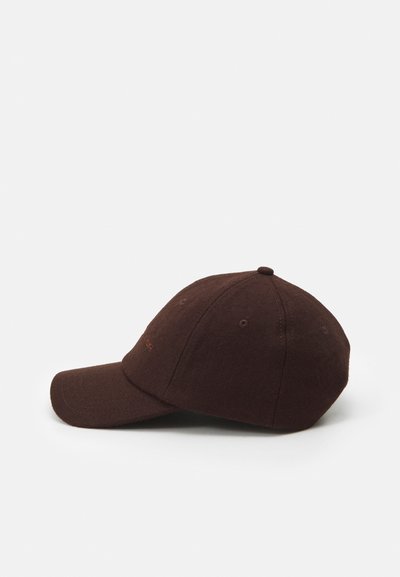 Pruun villane pesapalli müts, millel on kõver visor, kuue paneeli disain ja tikitud silmad. Sisaldab diskreetset oranži logodetaili.