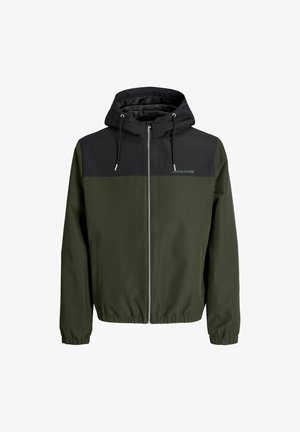 Kapitánová bunda s čiernym horným dielom a tmavozelenou spodnou časťou. Má zips vpredu, elastické manžety a kapucňu na šnúrku. Hladká textúra látky.