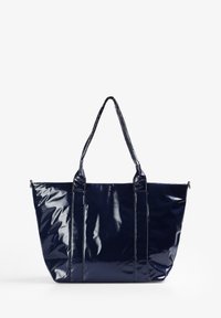 Bolso tote de color azul marino brillante, hecho de material brillante, con dos asas resistentes y una abertura amplia, que presenta detalles de costura vertical.