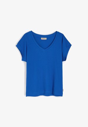 Niebieska koszulka z dekoltem w serek, wykonana z miękkiej tkaniny, z krótkimi rękawami i luźnym krojem. Gładka tekstura z prostym dołem i bez wzorów.