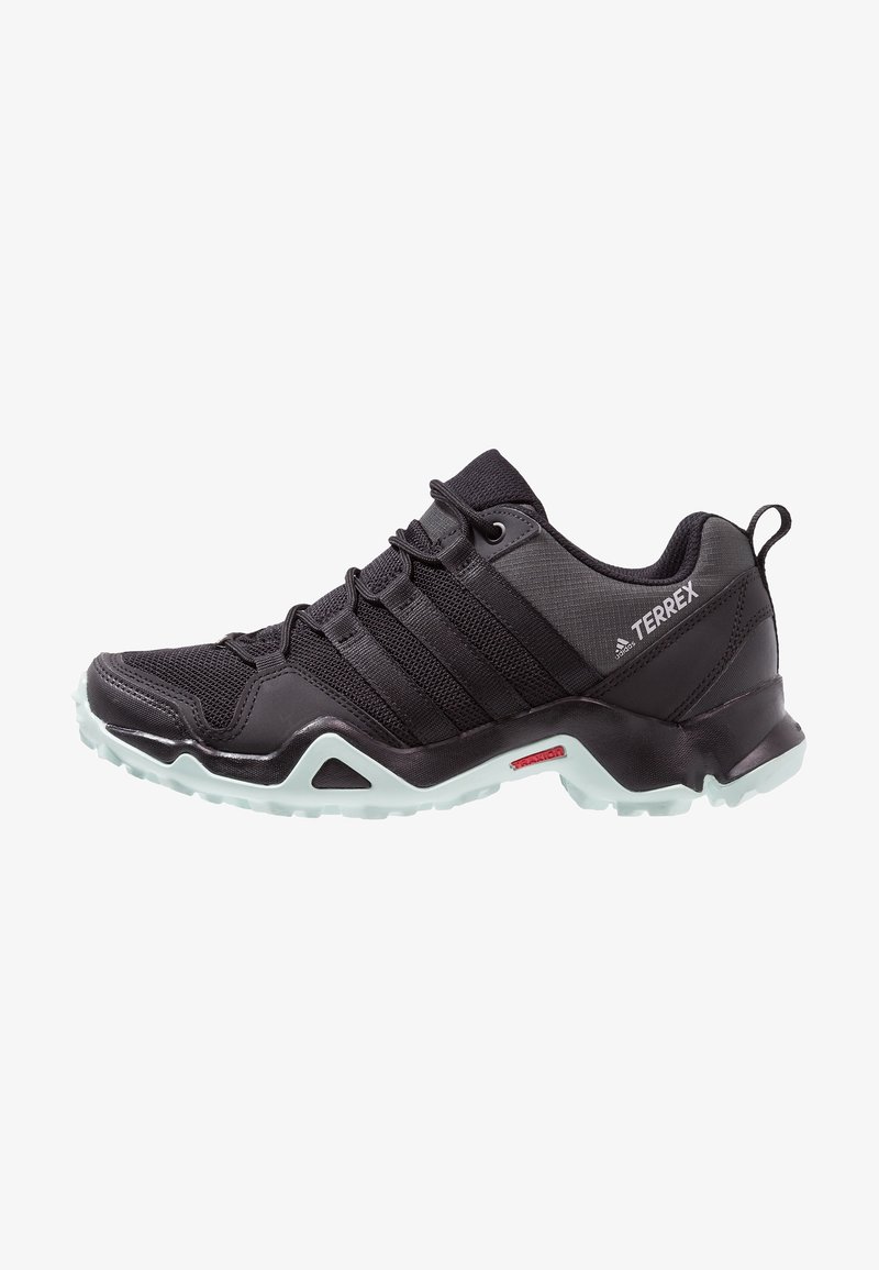 Chaussure de trail Adidas Terrex noire avec semelle extérieure gris clair, empeigne en mesh, fermeture par lacets et adhérence robuste conçue pour les activités en plein air.
