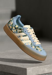 adidas Originals SAMBAE X LIBERTY LONDON - Tenisice - cream white/tactile blue/gold metallic