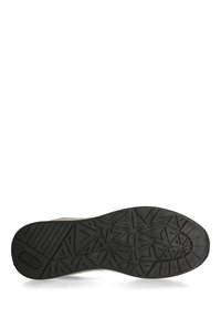 Suola di scarpa in gomma nera con un motivo testurizzato caratterizzato da forme geometriche e creste per la presa e la trazione. Materiale solido e durevole.