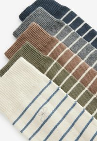 Cinq paires de chaussettes tricotées dans différentes couleurs : bleu foncé, taupe, gris, vert olive et crème, présentant des motifs rayés et côtelés.