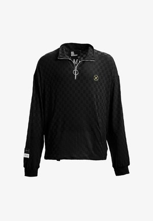 Jersey negro de manga larga con patrón de cuadros, cremallera media con tirador de anilla, pequeño logo en el pecho y etiqueta en el puño izquierdo.