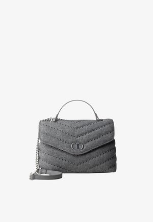 Borsa a tracolla in feltro grigio con motivo a chevron, dettagli in argento e tracolla a catena. Dotata di chiusura a patta e occhielli decorativi.