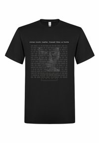 Svart bomull t-shirt med en grafisk design som visar texten "nine inch nails: head like a hole" och en ansiktsillustration, allt i vitt.