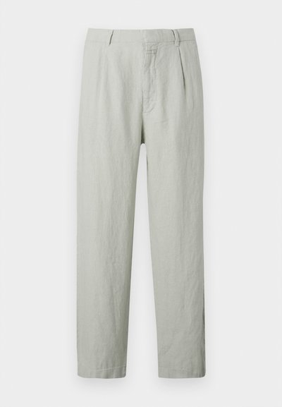 Pantalon en lin gris clair à coupe décontractée, avec des plis devant, des poches latérales et une jambe droite. Texture lisse.