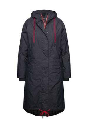 Lungo cappotto imbottito nero con cappuccio, dotato di corde di regolazione rosse, chiusure a scatto, tasche laterali e una texture a motivo a griglia.