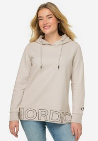 Haut à capuche beige clair en tissu doux, avec un cordon de serrage à la capuche et "NORDIC" imprimé en noir en bas. Manches longues et coupe décontractée.