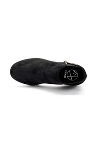 Botín negro de ante con puntera redonda, cremallera lateral y un forro interior suave que presenta un diseño de logo.