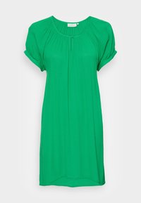 Grøn kjole med korte ærmer, rund halsudskæring og knapdetalje foran. Lavet af letvægtsstof med en flydende silhuet.