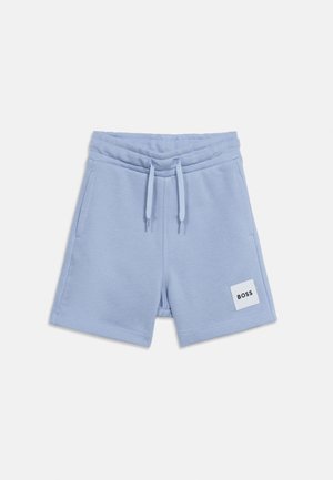 Lyseblå shorts med elastisk midje, snor og sidelommer, med en hvit firkantet lapp merket "BOSS" på venstre kant.