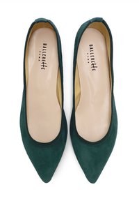 Bailarinas de ante verde con diseño de punta, forro suave color beige y bordes elásticos. Logo en la plantilla.