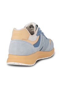Plave suede i mrežaste tenisice s krem naglaskom na peti, koje imaju teksturirani dizajn i bijeli gumeni potplat. Brand: WODEN.