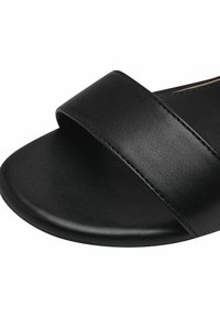 Musta liukusandaali, jossa on leveä, sileä yläremmi ja pyöreä, teksturoitu pohja. Valmistettu synteettisestä materiaalista, ja siinä on ommeltuja yksityiskohtia.