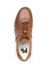 Sneaker en cuir marron avec une finition lisse, présentant des coutures ton sur ton, un design à laçage et une semelle en caoutchouc blanche. L'intérieur arborent le logo de la marque.