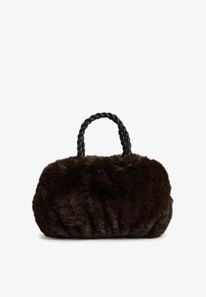 Borsa a mano in pelliccia sintetica marrone con forma rotonda, dotata di manici intrecciati e superficie morbida e strutturata. Cuciture dettagliate sui lati.